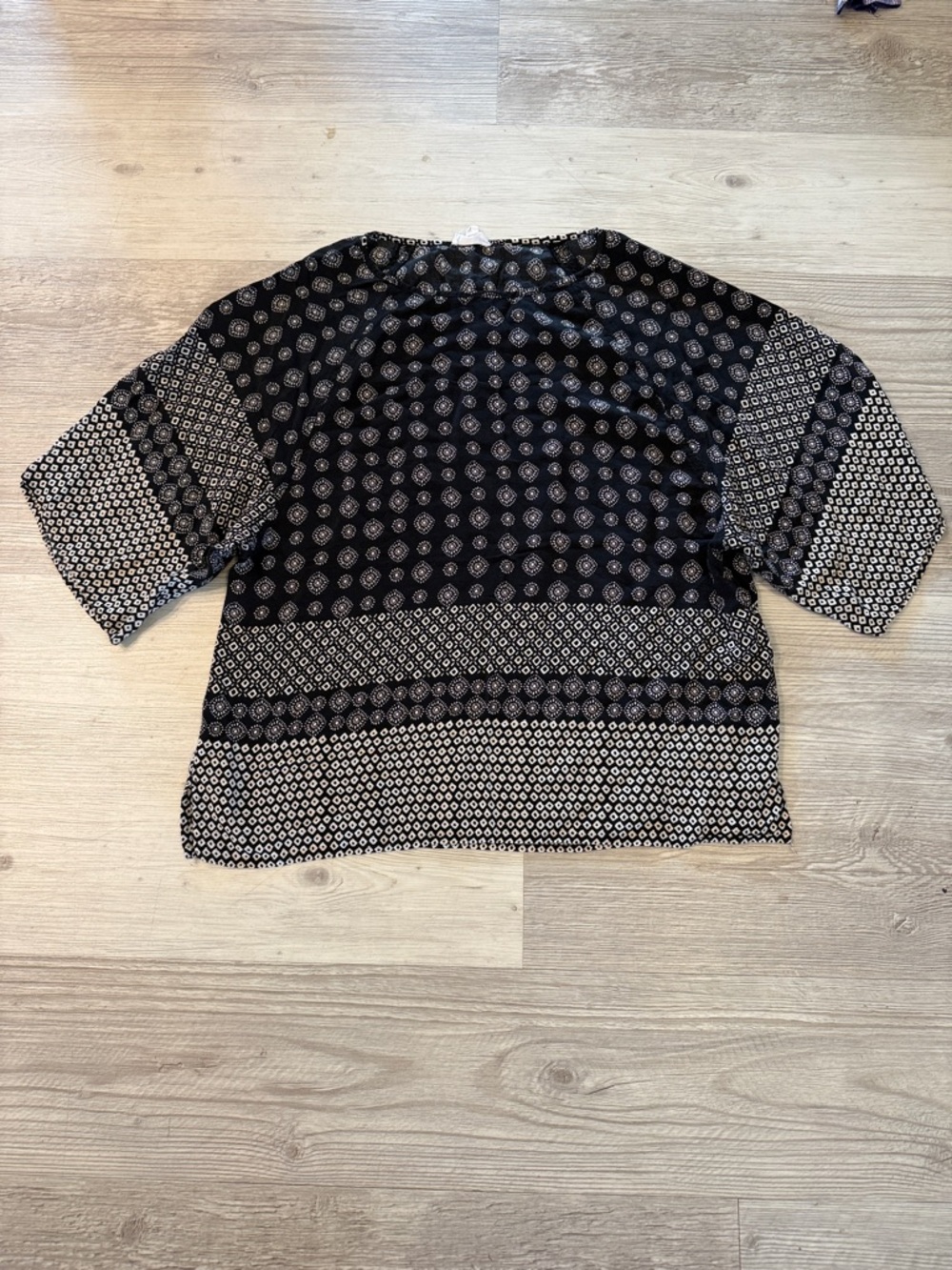 Size Large Printed Black and White Mixed-Pattern Women's Blouse